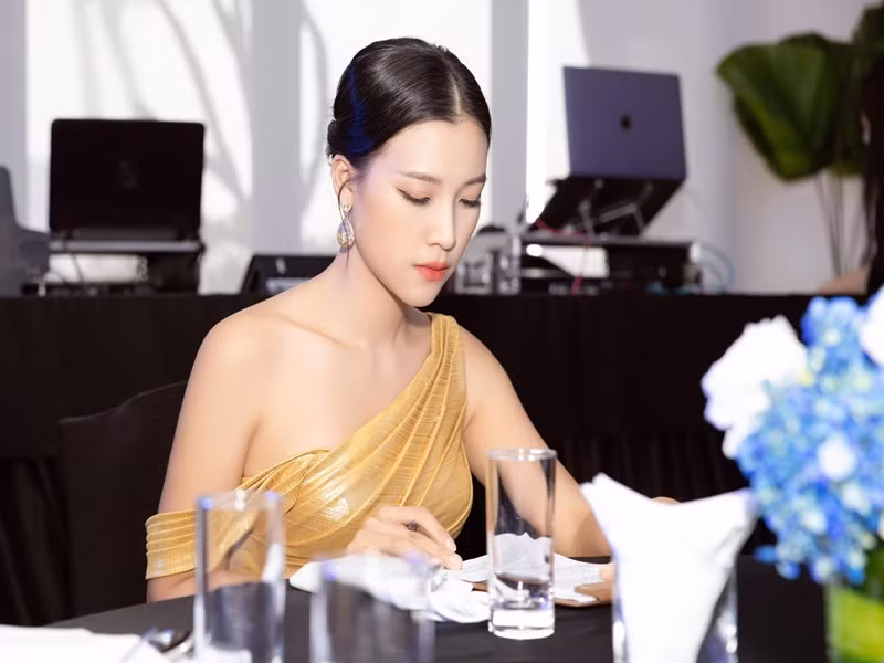 Ngày hôn nhân còn mặn nồng, Hoàng Oanh từng gác lại sự nghiệp để sang Singapore sống cùng chồng. Ảnh: FBNV