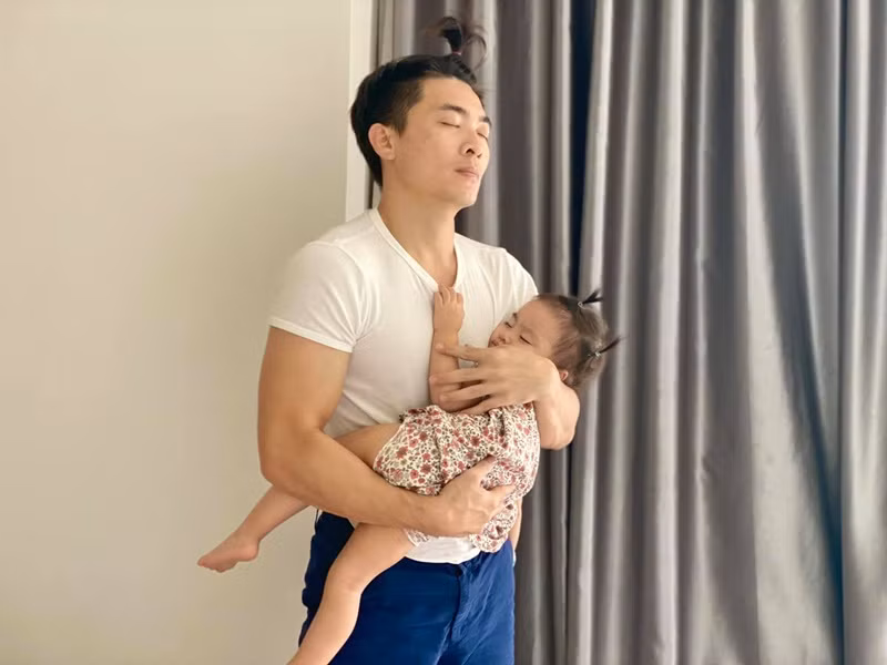 Khi rảnh rỗi, Quốc Cơ luôn cố gắng giúp vợ chăm các con.
