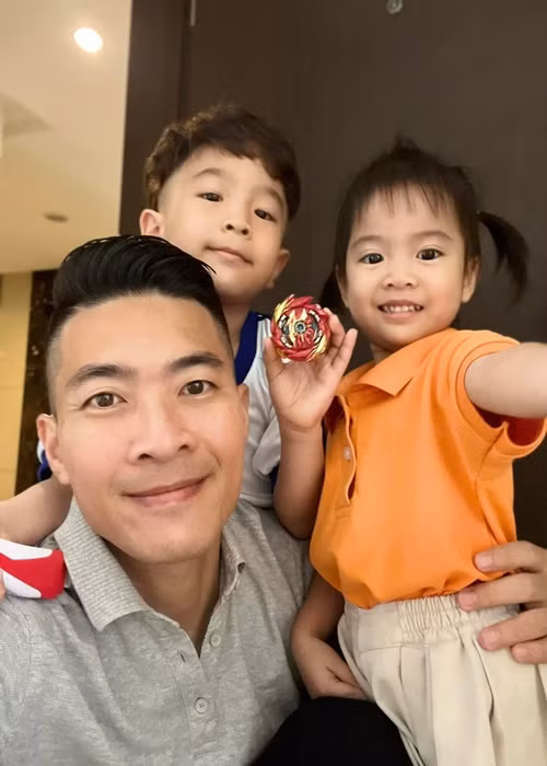 Quốc Cơ dạy các con làm xiếc từ khi các bé còn rất nhỏ.