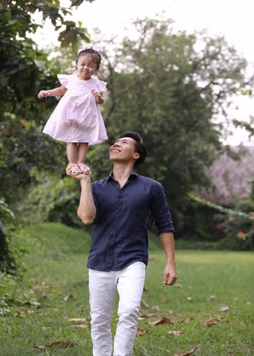 Con gái Quốc Nghiệp cũng yêu thích tập luyện xiếc.