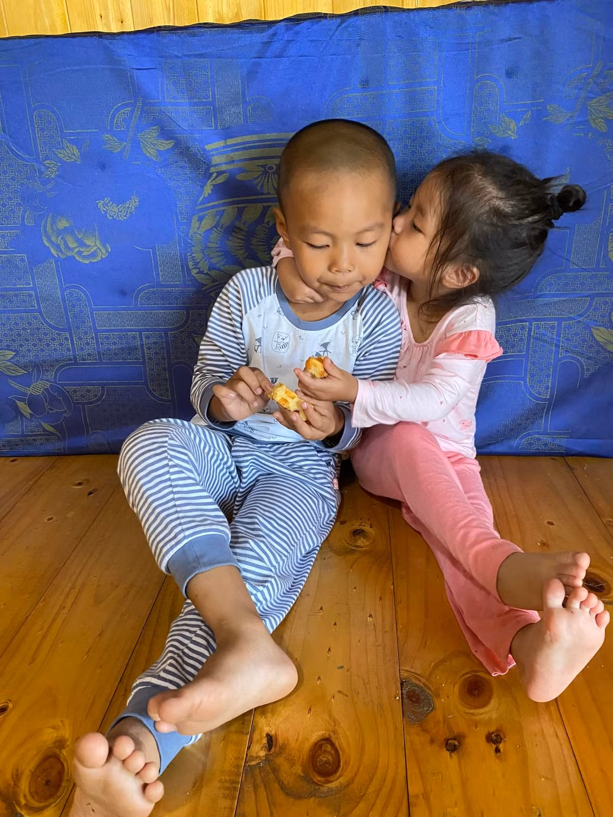 Hai nhóc tì nhà Quốc Nghiệp rất yêu thương nhau.