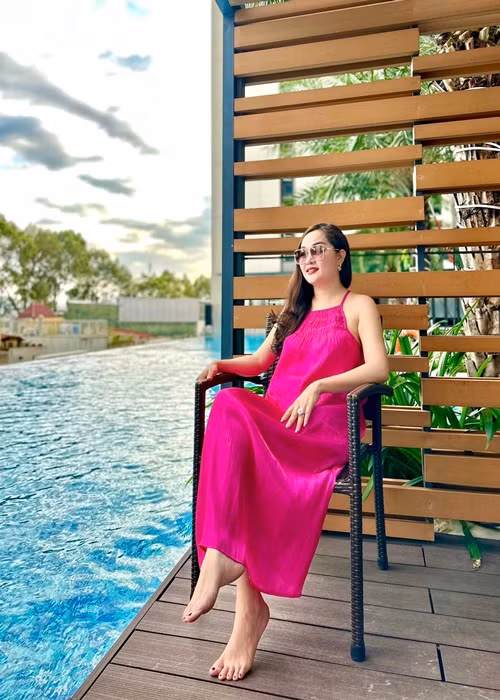Ở đời thường, Hoàng Thanh Nga lựa chọn trang phục trẻ trung, nữ tính.