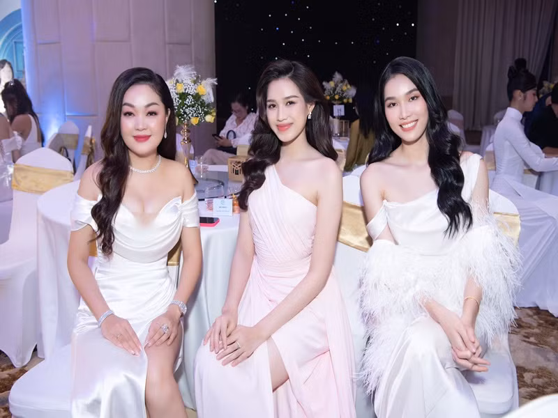 Hoàng Thanh Nga tự tin đọ sắc cùng Hoa hậu Đỗ Thị Hà và Á hậu Phương Anh.
