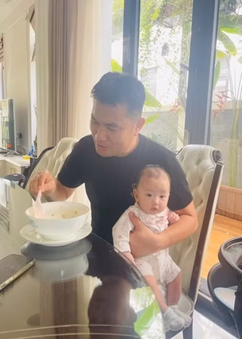 Chồng doanh nhân của Vân Hugo sẵn sàng thức đêm trông con, thay tã cho con. Thậm chí, vừa ăn, anh còn vừa bồng bế con gái.