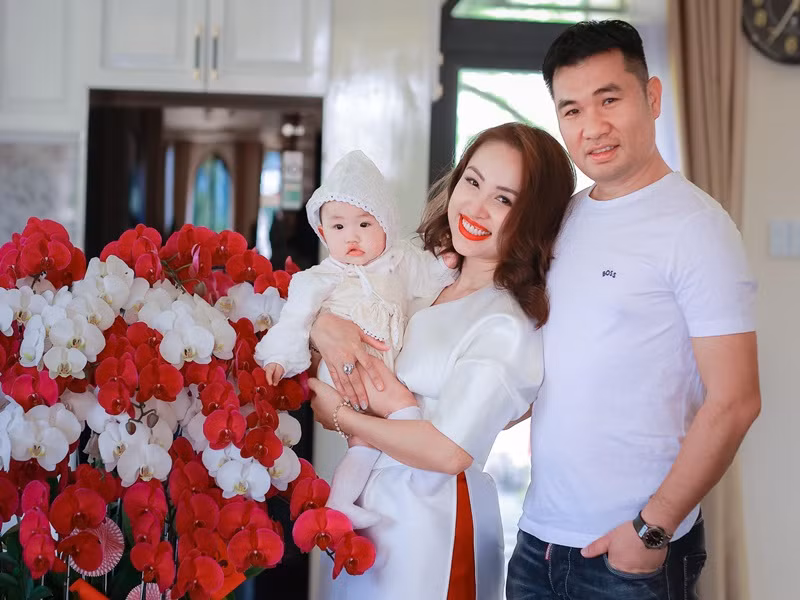 Con gái của Vân Hugo càng lớn càng xinh xắn.