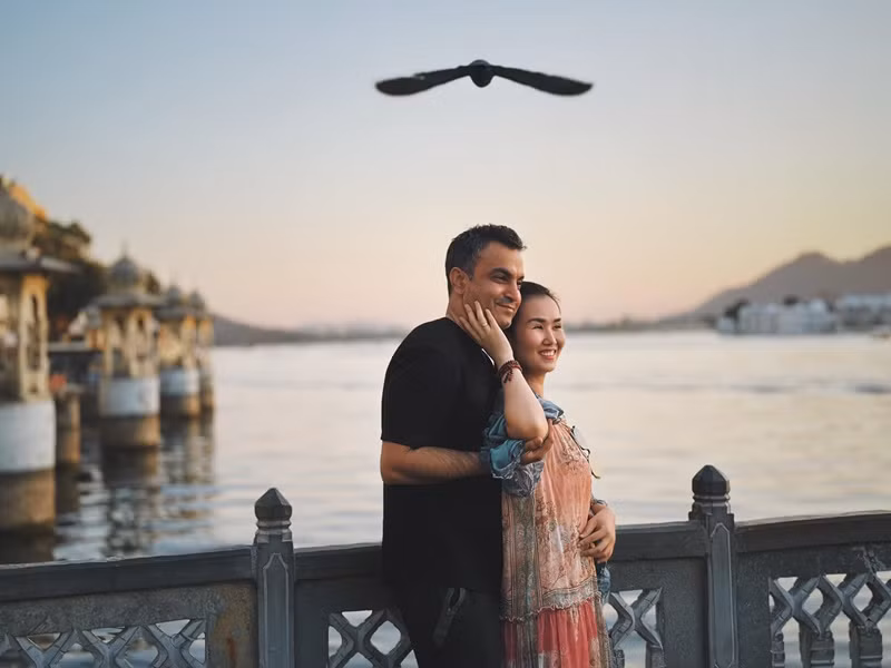 Doanh nhân Vikas hết lòng ủng hộ công việc của Võ Hạ Trâm. Anh từng đóng MV ca nhạc của bà xã.