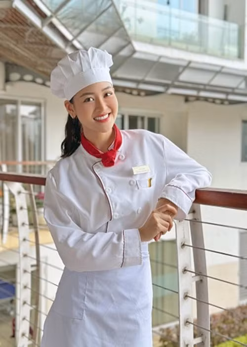 Tạo hình của Thùy Anh trong dự án mới là cô thợ bánh dễ thương. Ảnh: NVCC