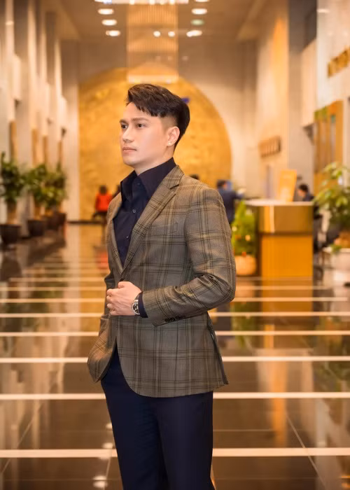 Năm 2019, khi bị một thầy lang lợi dụng hình ảnh để quảng cáo thuốc tăng sinh lý, Việt Anh bức xúc. "Quảng cáo càng ngày càng bố láo, làm điểm vụ này cho sau này bớt kiểu lừa đảo. Cho trang này 24 giờ liên lạc và xử lý việc này dứt điểm. Anh Quyền Linh chắc cũng mất ăn mất ngủ. Liều lĩnh và thiếu hiểu biết thật sự”, Việt Anh chia sẻ trên trang cá nhân. Ảnh: FBNV