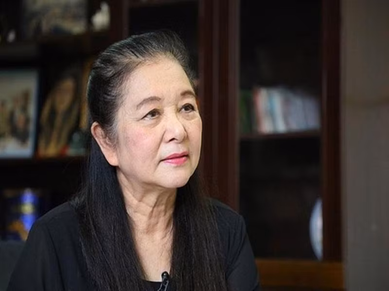 “Một số người gọi điện đến trách móc tôi quảng cáo thuốc trị hói không hiệu quả mà họ không biết là tôi bị người ta ăn cắp hình ảnh. Những ngày qua tôi liên tục bị tụt huyết áp, đau đầu… vì bức xúc bị dồn nén”, “Ni cô Huyền Trang” chia sẻ trên Vietnamnet. Ảnh: Tiền Phong
