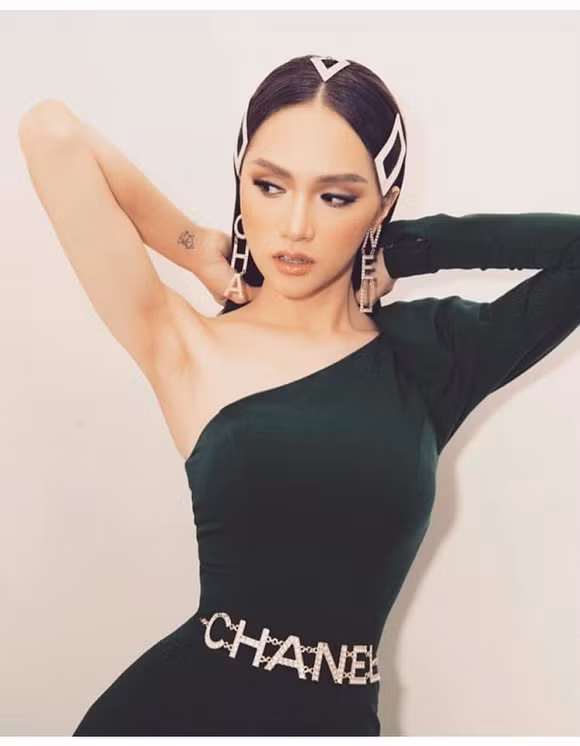 Hoa hau Huong Giang bi nghi “cat xuong suon” de co vong eo con kien