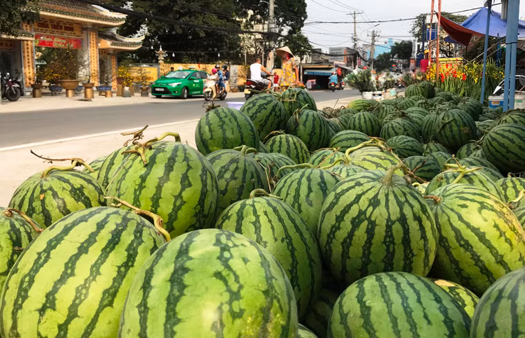 Người bán dưa hấu cũng chung cảnh bán chậm. Ai cũng hi vọng những giờ còn lại sẽ bán được hàng để đón chuyến xe cuối về quê ăn Tết cùng gia đình.