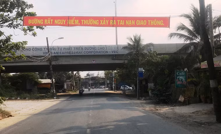 Trong 1 năm, người dân mới có được những ngày vắng xe tải, container trẹn tuyến đường "rất nguy hiểm".