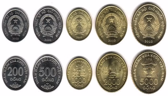 Với những người mê sưu tập tiền thì bộ tiền xu Việt Nam 2003 gồm 5 xu: 200 đồng, 500 đồng, 1000 đồng, 2000 đồng và 5000 đồng có giá rất rẻ. Trọn bộ được rao bán 40.000 đồng, thích hợp để sưu tầm, làm quà tặng, đồ lưu niệm cho khách nước ngoài.