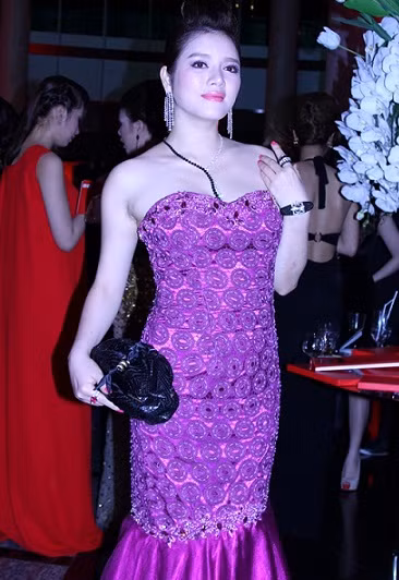 Lý Nhã Kỳ đã khoác lên người cây hàng hiệu gồm váy, kim cương, đồng hồ, ví da ước tính lên tới 12 tỷ đồng.