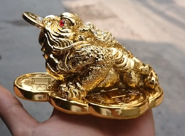 Để mong cầu tiền tài, lộc may mắn, dòng tượng phong thủy như cóc ngậm tiền mạ vàng, hay thỏi tiền vàng vẫn được mua khá nhiều. Theo những người bán hàng phong thủy, đối tượng mua những món đồ đắt tiền này chủ yếu là người làm ăn, buôn bán, mong mua may bán đắt trong năm mới.