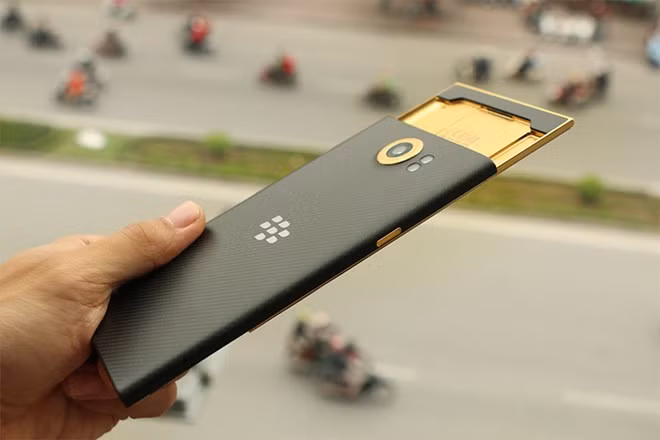 Đồ công nghệ mạ vàng chưa bao giờ hết "hot". Nhiều người sẵn sàng chi hàng chục triệu để "khoác áo vàng" cho chiếc điện thoại hoặc mạ những biểu tượng của may mắn, thành công trong năm mới lên vật dụng của mình. Trong hình là chiếc Black Berry Priv mạ vàng vừa được tiết lộ gần đây. Ảnh: Zing