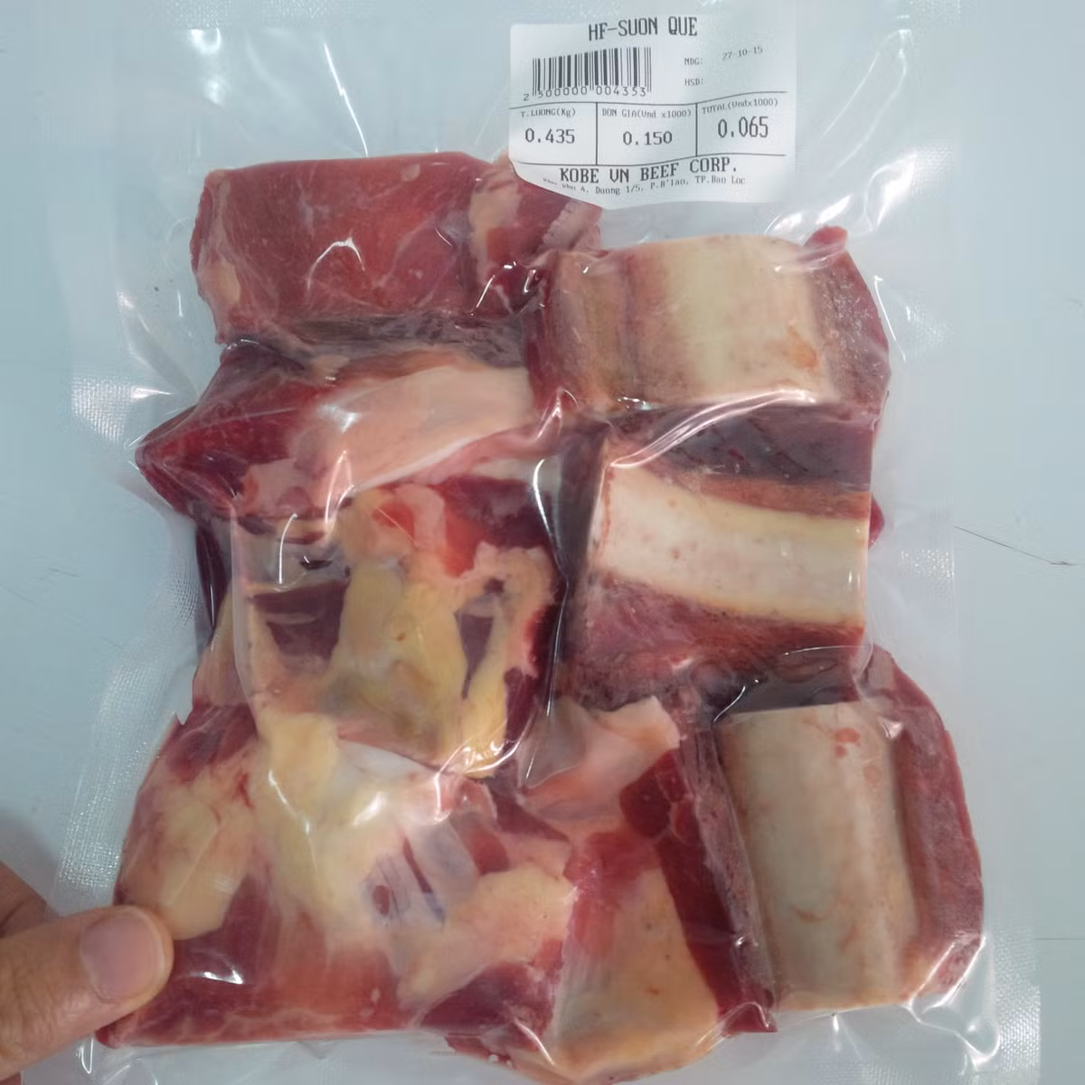 Trong quá trình nuôi bò đã được cho ăn bia, ba tháng trước khi xuất chuồng, để tích mỡ và giữ trọng lượng theo quy chuẩn. Tùy theo thể trọng của bò mà có thể cho uống 1-10 lít bia mỗi ngày. Ảnh: Kvb
