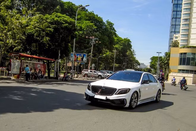 Không chỉ gây ồn ào vì câu chuyện tình cảm, đại gia Quốc Cường đô la cũng nhiều phen gây "sốc" khi đổ rất nhiều tiền cho thú chơi siêu xe. Cuối tháng 10/2015, Cường "Đôla tậu thêm chiếc xe sang Mercedes S500L, trị giá chiếc xe nguyên bản là khoảng 4,9 tỷ đồng. Ước tính bộ sưu tập xe của đại gia này trị giá cả trăm tỷ đồng. Ảnh: Zing.