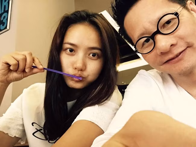 Không chỉ có vậy, đại gia Đức An cũng được nhắc đến nhiều trong câu chuyện "lời qua tiếng lại" với người vợ cũ - người mẫu Ngọc Thúy. Vợ cũ Ngọc Thúy và đại gia này cũng liên quan đến vụ kiện ly hôn, tranh chấp tài sản trị giá 288 tỷ đồng.