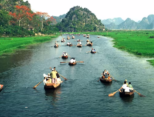 Lịch trình Hà Nội - Chùa Hương đi trong ngày có giá từ 500.000 - 550.000 đồng/người.