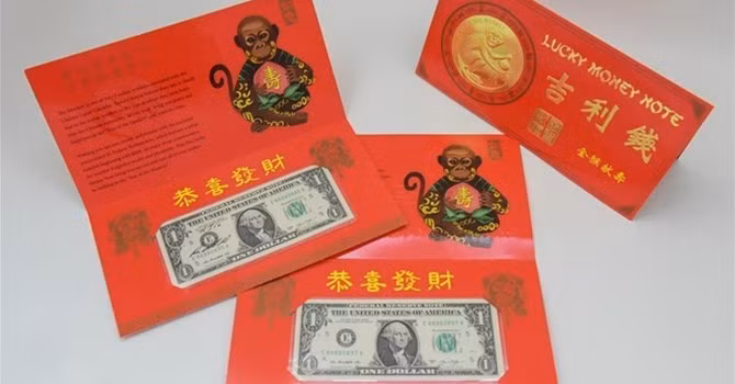 Tờ 1 USD Bính Thân với số sê-ri bắt đầu từ 8888 này được các shop rao bán với giá 300.000 - 350.000 đồng/tờ. Theo các chủ shop tiền, tờ 1 USD này có ý nghĩa may mắn, trường thọ thông qua hình ảnh con khỉ ôm quả đào tiên.