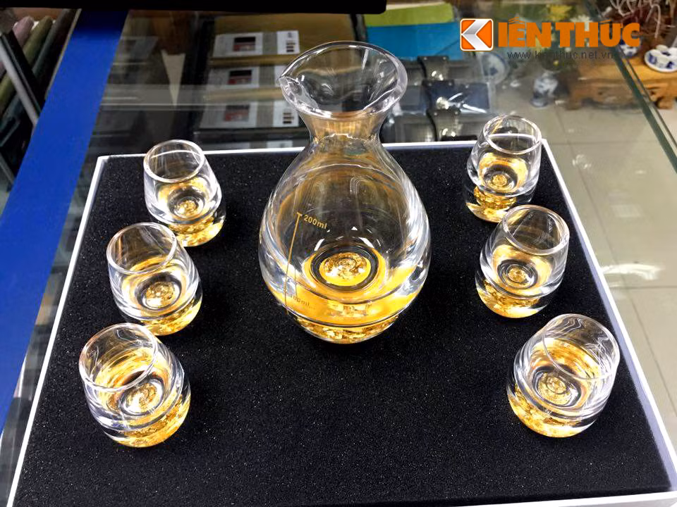 Bên cạnh các mặt hàng phong thủy, theo giám đốc công ty quà tặng trên đường Nguyễn Chí Thanh (Hà Nội), nhiều mặt hàng quà biếu cao cấp đã được khách đặt từ rất sớm. Trong đó, các bộ ly, cốc kết hợp giữa pha lê và và vàng lá 24k thu hút hơn cả.