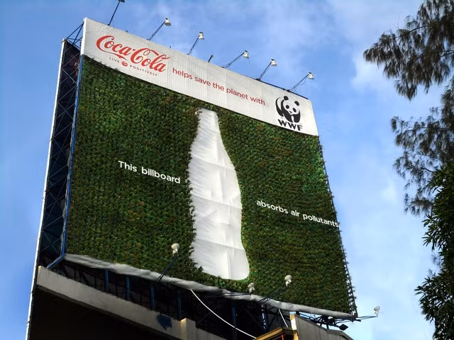 Sự khác biệt về màu sắc khiến tấm biển quảng cáo của hãng Coca cola thêm nổi bật.