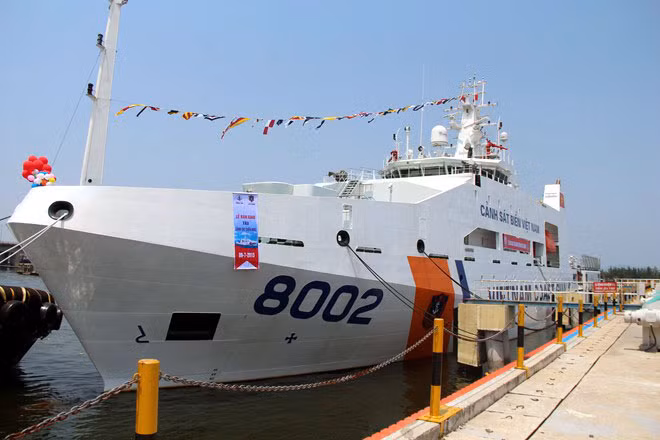 Trước đó, vào tháng 10/2015, tại Đà Nẵng, tàu Cảnh sát biển 8002 hiện đại nhất Việt Nam Tàu có chiều dài 90m, chiều rộng 14m, chiều chìm tối đa 04m, lượng chiếm nước khoảng 2.400 tấn, kíp tàu 30 người, kíp cứu nạn 40 người cũng được hạ thủy.