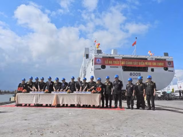 Với nhiệm vụ tuần tra bảo vệ chủ quyền biển, đảo, thực thi pháp luật trên các vùng biển và thềm lục địa; tìm kiếm cứu nạn, tàu 8005 có thể hoạt động ổn định ở điều kiện sóng cấp 9, gió cấp 12, thời gian liên tục trên biển là 40 ngày đêm, tầm hoạt động liên tục hơn 5.000 hải lý. Ảnh: Dân Việt.