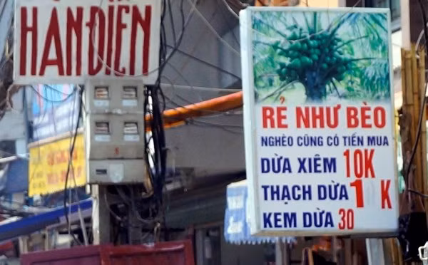 Một tấm biển quảng cáo hài hước "Rẻ như bèo/ Nghèo cũng có tiền mua".