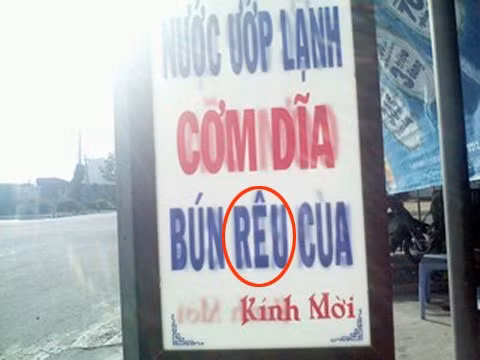 Lỗi chính tả "khó đỡ" trên tấm biển quảng cáo món bún riêu cua.