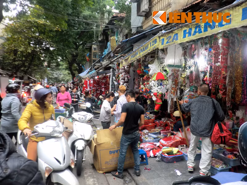 Bất cứ thời điểm nào trong ngày, người ta cũng thấy cảnh tượng đông đúc, chen lấn tại phố Hàng Mã khi các xe chở hàng, người bốc dỡ, sắp xếp, đánh hàng Noel dồn dập kéo tới.
