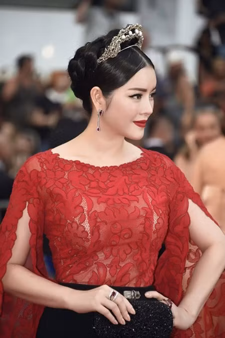 Trong 2 ngày liên tiếp của Liên hoan phim Cannes lần thứ 68 (2015), nữ doanh nhân Lý Nhã Kỳ đã xuất hiện và lập tức gây chú ý với những bộ cánh sang trọng, đẳng cấp. Trang phục, phụ kiện, nữ trang và chi phí đến sự kiện này đều do người đẹp "bạo chi", ước tính lên tới cả chục tỷ đồng.