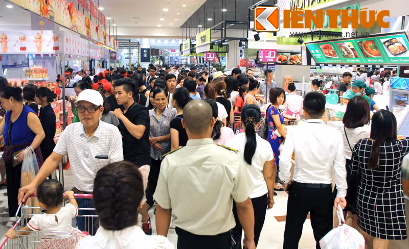 Càng giáp Tết dương lịch, không khí mua sắm cuối năm ở Hà Nội càng nhọn nhịp. Rất nhiều siêu thị ở trong tình trạng "chật như nêm".