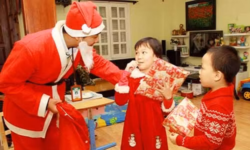 Hàng loạt dịch vụ Noel đã bắt đầu được tung ra vì thời gian đến giáng sinh chỉ còn 1 tuần lễ. Trong đó, dịch vụ thuê ông già Noel phát quà đắt khách nhất. Tùy vào quãng đường di chuyển và các yếu tố khác, mỗi lần thuê ông già Noel có giá từ 100.000 - 250.000 đồng.