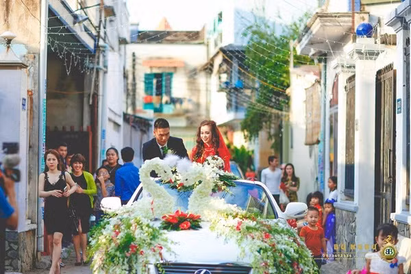 Theo thông tin đưa, chi phí cho tiệc cưới đã tốn gần 600 triệu đồng, nhiều xe sang tham gia lễ rước dâu. Được biết, cô dâu chú rể may mắn này thuộc hai bên gia đình đại gia ngành gỗ.