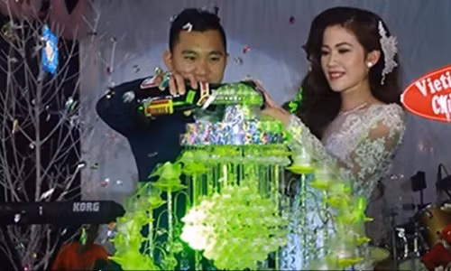 Thông tin về của hồi môn mà đại gia Bạc Liêu dành cho con trong đám cưới hôm 22/12 vừa qua vẫn khiến nhiều người không khỏi choáng váng. Quà cưới đôi “tân lang tân nương” được định giá lên đến 45 tỉ đồng.