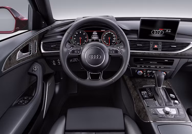 Thay đổi lớn nhất bên trong nội thất của A6 và A7 2017 là sự xuất hiện của hệ thống thông tin giải trí MMI thế hệ mới, nay đã hỗ trợ kết nối smartphone Apple CarPlay, Android Auto và hàng loạt các chức năng hiện đại khác. Hệ thống sạc điện thoại không dây chuẩn Qi cũng là trang bị tiêu chuẩn.