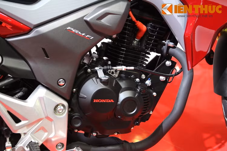 CB190R sử dụng động cơ xi-lanh đơn SOHC, làm mát bằng gió, dung tích 184 cc với công suất tối đa 15,7 mã lực và mô-men xoắn cực đại 15 Nm. Sức mạnh được truyền tới bánh thông qua hộp số 5 cấp.
