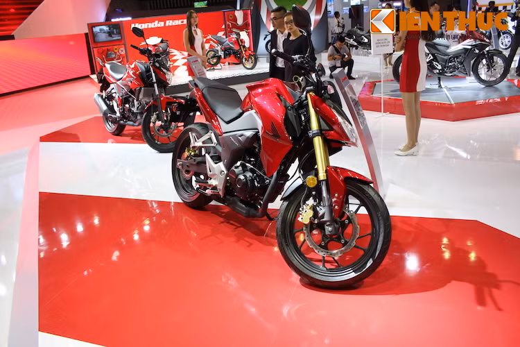 Trên thị trường hiện tại, không có nhiều mẫu xe nằm ở phân khúc dưới 200 cc sở hữu thiết kế đẹp và ấn tượng như CB190R, với phong cách streetfighter thể thao, có phần đầu và dàn vỏ sắc nhọn cùng "thế đứng" chúi về phía trước đầy vẻ dữ dằn.