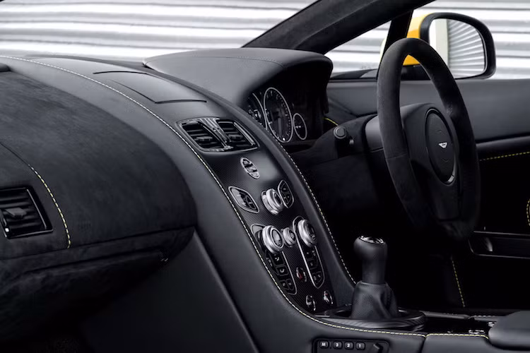 Bên trong nội thất, chiếc xe đã được Aston Martin trang bị cho hệ thống thông tin giải trí AMi III mới nhất với đầy đủ các tính năng hiện đại như định vị vệ tinh với bản đồ cập nhật có khả năng đưa thông tin về giao thông và kết nối Apple CarPlay.