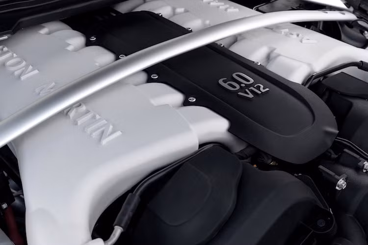Ở bên dưới nắp ca-pô của xe, khối động cơ V12 6.0l nạp khí tự nhiên vẫn được giữ nguyên với công suất tối đa lên tới 565 mã lực và mô-men xoắn cực đại lên tới 620 Nm.