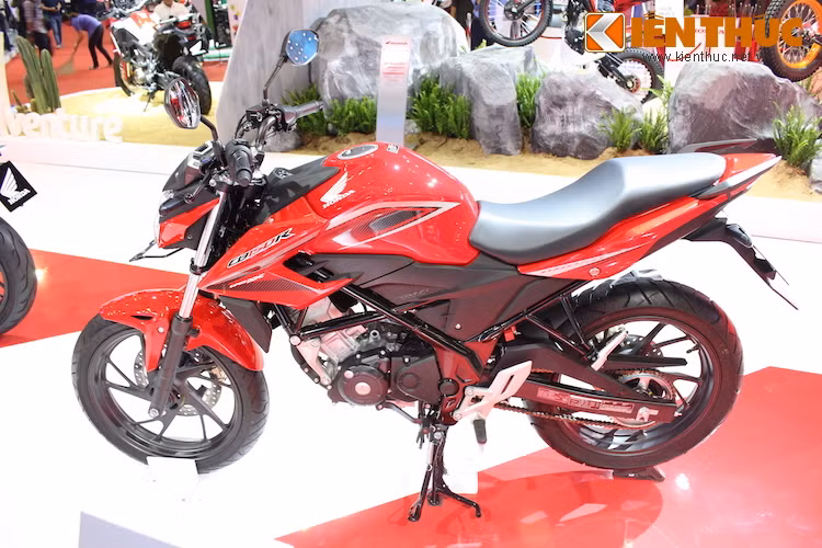 Các kích thước dài/rộng/cao của CB150R Streetfire lần lượt là 2.019 x 719 x 1.039 mm. Trọng lượng xe đạt 136 kg CB150R sở hữu khung xe dạng mắt cáo trellis.