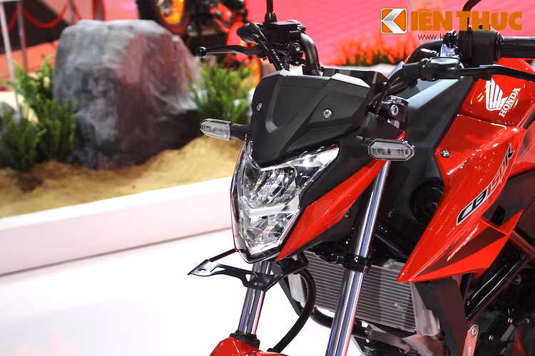 Cụm đèn trước của xe đặt dọc và có thiết kế gợi nhớ về Honda CB1000R, nhưng sắc sảo hơn và không có đèn pha dạng thấu kính phía dưới. Hai bên là hai đèn xi-nhan dạng LED.