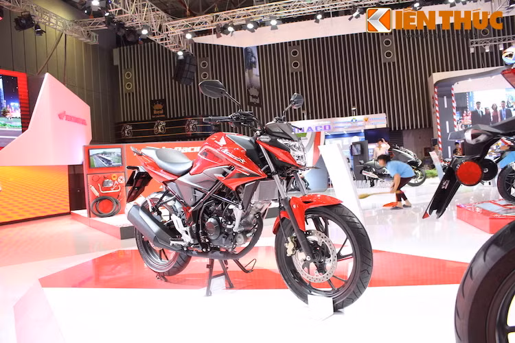 So với những mẫu xe Honda cùng phân khúc trước đây, CB150R sở hữu thiết kế sắc sảo và cá tính hơn nhiều. Một vài chi tiết của xe trông khá giống với mẫu underbone Sonic 150R cũng đã được Honda ra mắt trong cùng thời điểm.