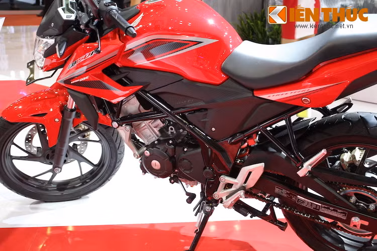 Yên của CB150R Streetfire có chiều cao 797 mm - tương đối cao so với đa số người châu Á.