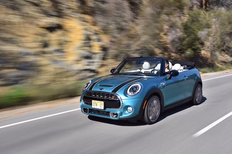 Đây cũng là dịp để Euro Auto - nhà nhập khẩu xe BMW chính thức tại Việt Nam ra mắt khách hàng mẫu MINI Convertible mui trần thế hệ mới nhất, mới chỉ được ra mắt trên thị trường Thế giới không lâu và có mui với khả năng đóng hoàn toàn khi đang chạy ở tốc độ 30 km/h.