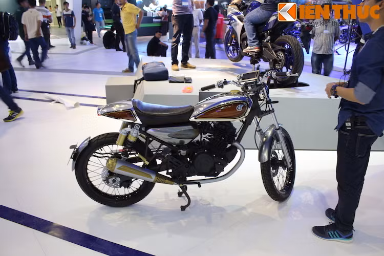 Ngoài chiếc xe đua M1, Yamaha còn trưng bày cả mẫu xe ý tưởng Resonator Concept, vốn vừa mới chỉ được giới thiệu lần đầu tại triển lãm Tokyo 2015.