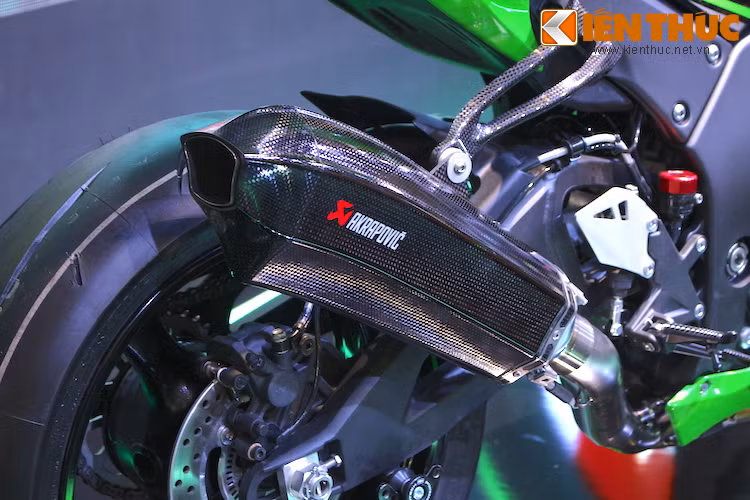 Tuy nhiên, chiếc xe được Kawasaki trưng bày tại triển lãm sẽ còn mạnh mẽ hơn khi có tùy chọn pô độ Akrapovic carbon full system cổ titan. Chỉ tính riêng bộ pô này cũng đã cộng thêm gần 100 triệu đồng vào giá bán của xe.