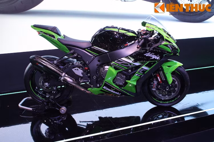 Khung của ZX-10R thế hệ mới đã được cải tiến để dồn trọng lượng về phía lốp trước nhiều hơn phiên bản cũ. Chiếc xe này được sơn màu xanh Kawa truyền thống và tem đấu thiết kế theo phong cách Kawasaki Racing Team. Trong số các tùy chọn màu sắc của ZX-10R, đây là phiên bản có giá đắt nhất.